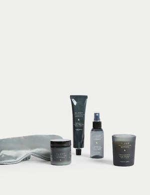 marksandspencer_XMAS2023_GIFTSHOP_T20_0635_Apothecary SLEEP darkova sada_maska na spani_krem na ruce_svicka_sprej na polstar_levandule eukalyptus vetiver jasmin_599Kc_foto2.jpg
